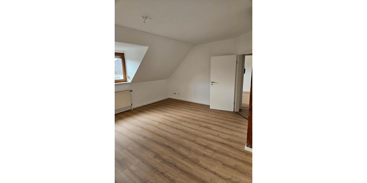 Dachgeschoßwohnung Regenstauf - 3 Zimmer, 92 m&sup2;, 900&euro; | Angebot:26033511