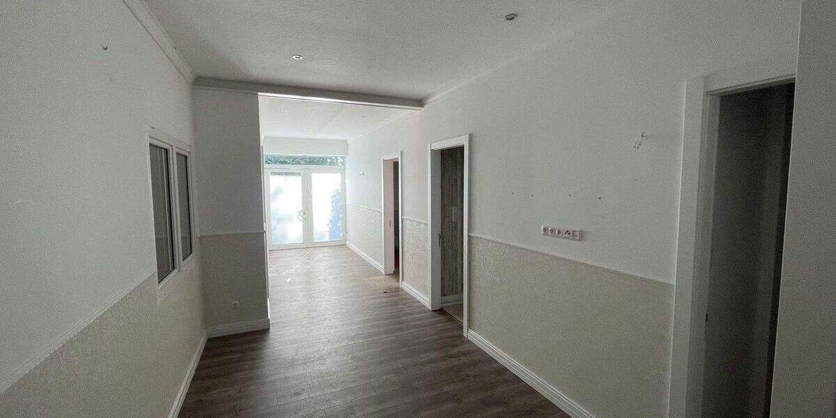 Hochwertige Lager-Produktionshalle, mit modernem und großem Betriebsleiterwohnhaus (provisionsfrei) zimmer