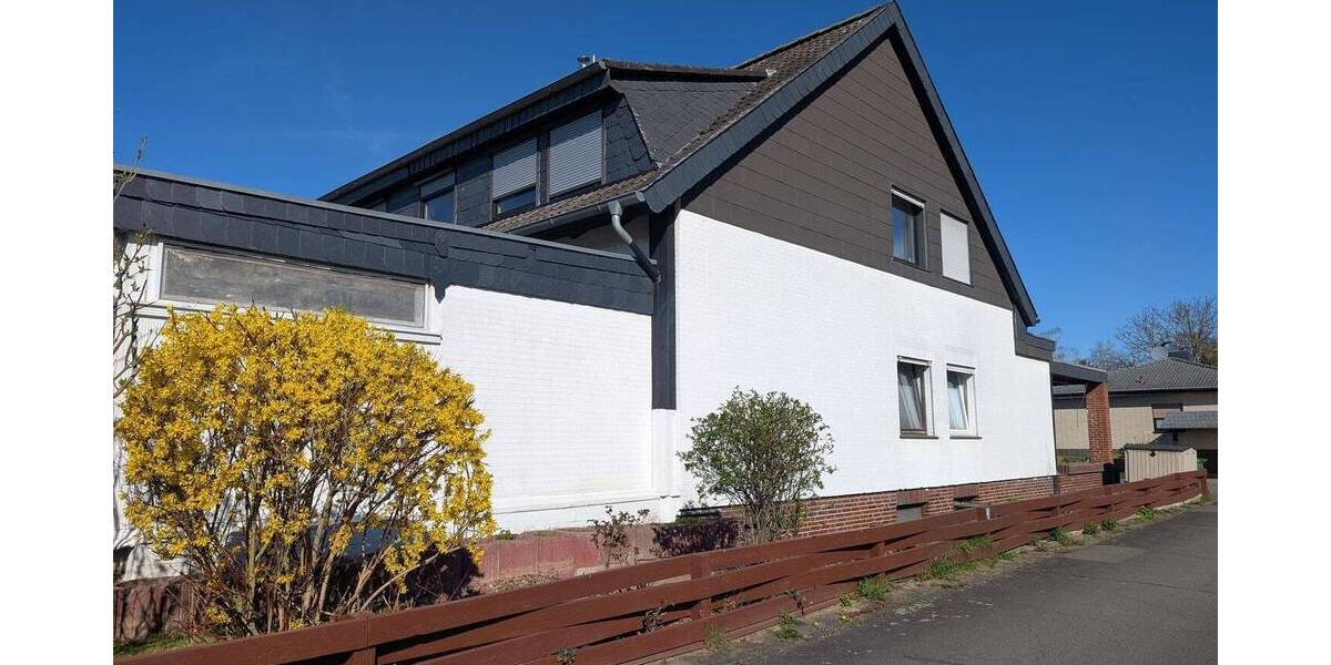Geräumiges Zweifamilienhaus in ruhiger Ortsrandlage 7 zimmer