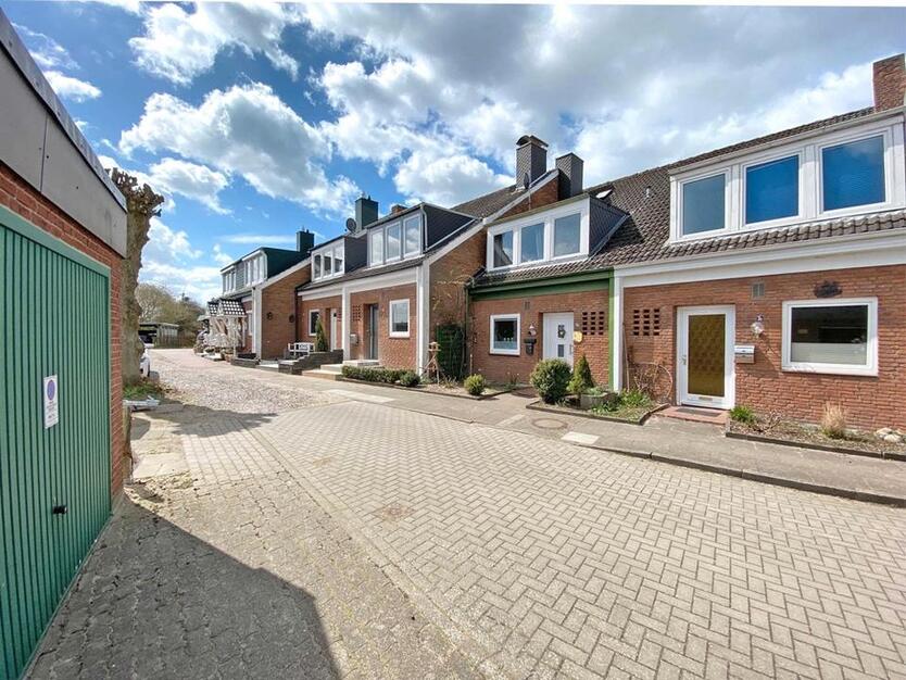 Wulfsdorf - renoviertes, kleines Reihenhaus mit Garten, Terrasse und Garage in Ostsee Nähe für max. 3 Personen!
