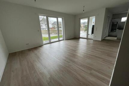 Schöne Helle 3-ZKB Wohnung 102qm im EG mit EBK, Garten und Garage