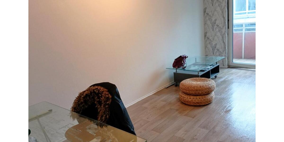 Zimmer-Appartement mit Balkon über die gesamte Breite. 1 zimmer