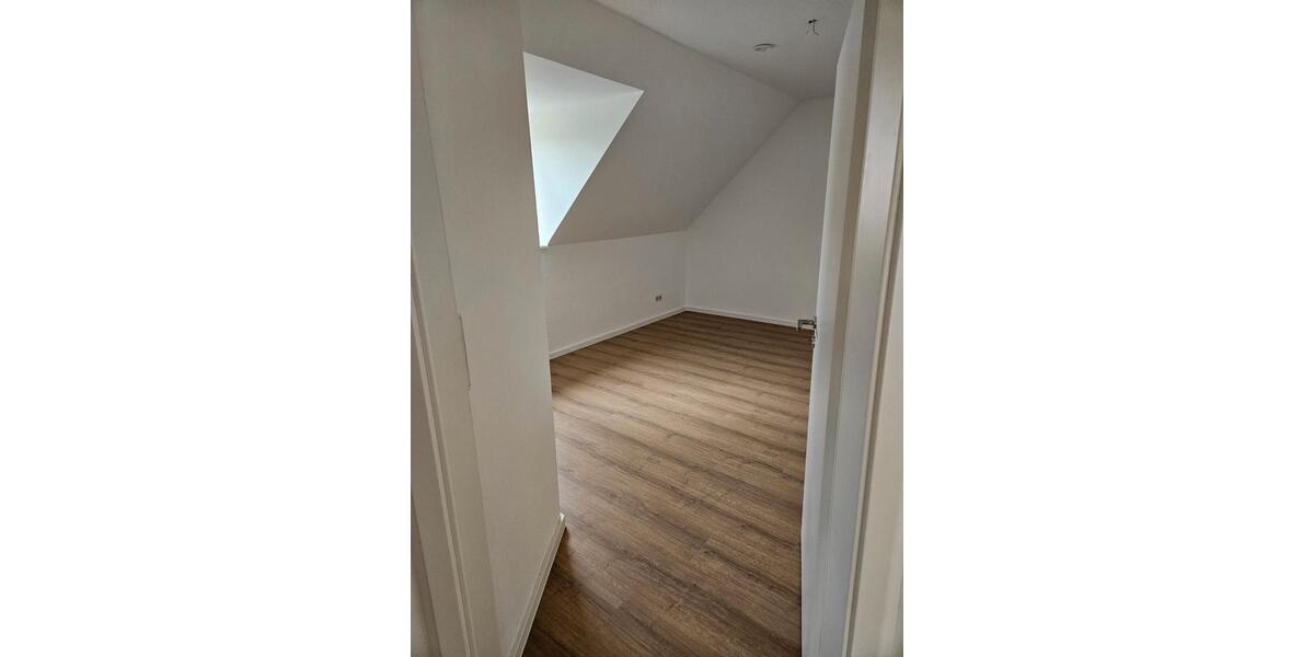 Dachgeschoßwohnung Regenstauf - 3 Zimmer, 92 m&sup2;, 900&euro; | Angebot:26033511