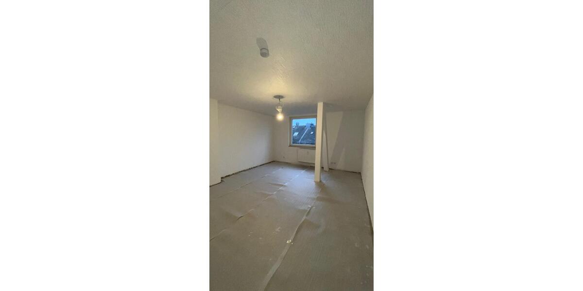 Dachgeschoßwohnung Duisburg Mittelmeiderich - 5 Zimmer, 140 m&sup2;, 1.050&euro; | Angebot:24681764