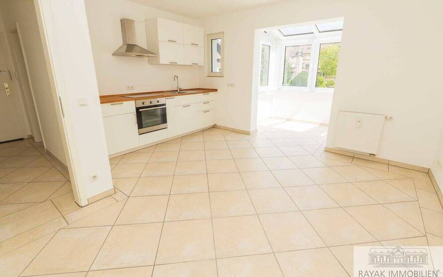 Modernisierte Etagenwohnung mit Wintergarten - 3 Zimmer in Düsseldorf-Benrath