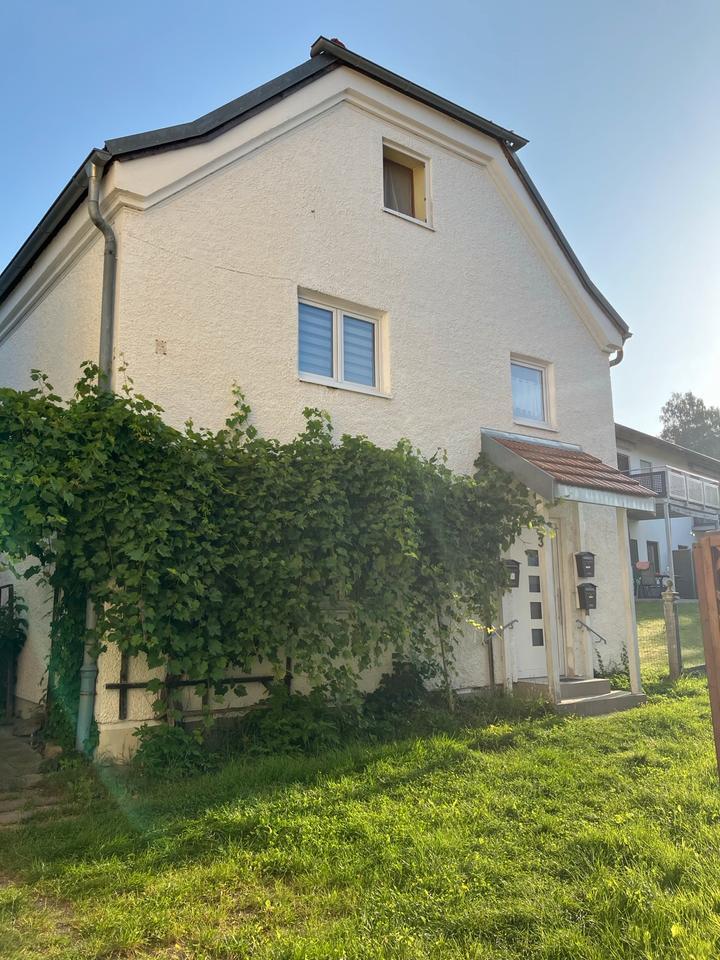 Anlageobjekt: 5 vermietete Wohnungen, 8 Garagen und 11 Kwp PV