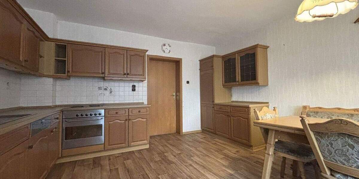 Einfamilienhaus mit Scheune und großem Hof - viel Potenzial in Kirchhain-Emsdorf 7 zimmer