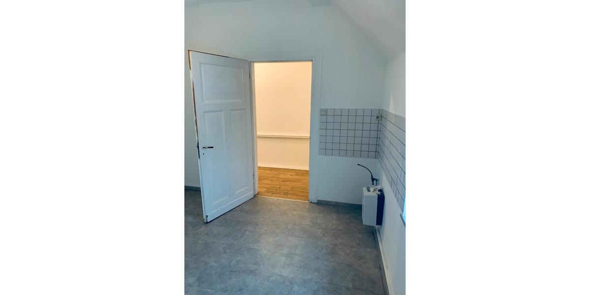 RE-West Altbauwohnung 2 Zi., KDB, DG, 55 qm, saniert, kein Balkon 2.5 zimmer
