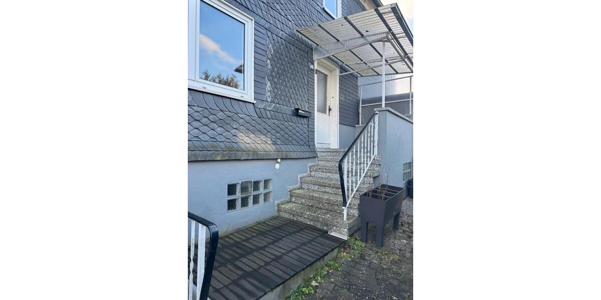 Einfamilienhaus mit 2 Garagen und großem Garten in Struthütten 6 zimmer