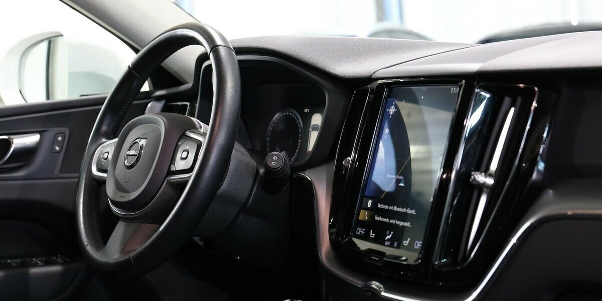 Volvo XC60 D4 MOMENTUM PRO / PANORAMA, MATRIX-LED 130.000 km 26.991 &euro; Hamm 59077