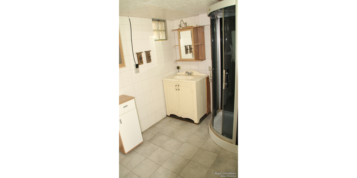 Haus: 2 Wohnungen, 2 Eingänge, 2 Terrassen. Platz für 2 Generationen! Achtung: Bieterverfahren! 6 zimmer