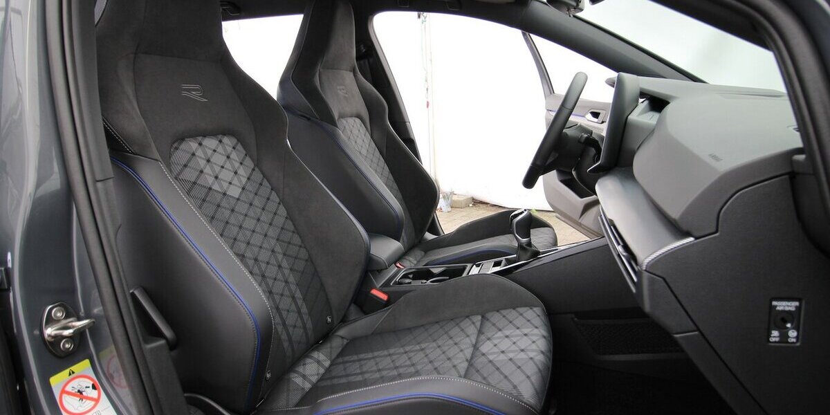 VW Golf VIII Variant 1.5 TSI R-Line LED+KAMERA+ACC 38.673 km 26.900 &euro; Hagenow 19230