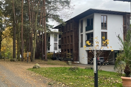 DIREKT AM WALDRAND GELEGEN: AUFGETEILTES MEHRFAMILIENHAUS MIT 10 WOHNEINHEITEN UND STELLPLÄTZEN - Haus Teupitz Teupitz | Angebot:23816641