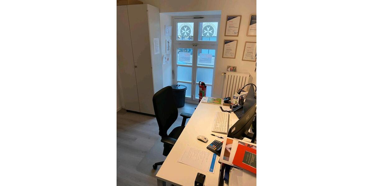 helle und geräumige PraxisBüro zimmer