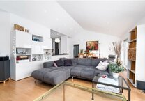 Lichtdurchflutete Dachgeschoßwohnung mit Tiefgaragenstellplatz