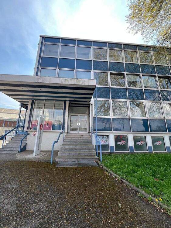 Geräumige Büro Praxisfläche im EG zimmer