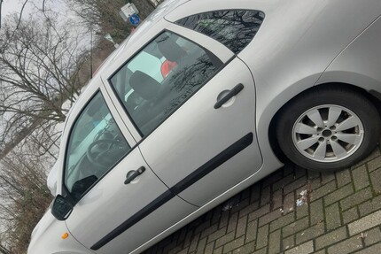 Lada Granta 140.335 km 2.600 € Köln 50667