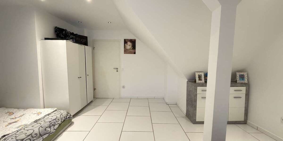 Modernisiertes 3-Parteienhaus mit Maisonette und Gartenanteil nahe Centro - Mehrfamilienhaus, Wohnhaus Oberhausen Osterfeld | Angebot:26523102