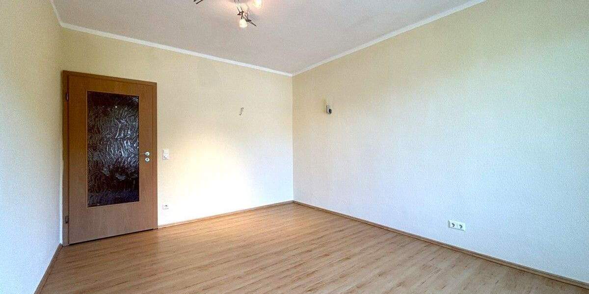 Familienfreundliche Eigentumswohnung mit Einbauküche, 2x Balkonen und 2x Garagen in Löberitz 5 zimmer