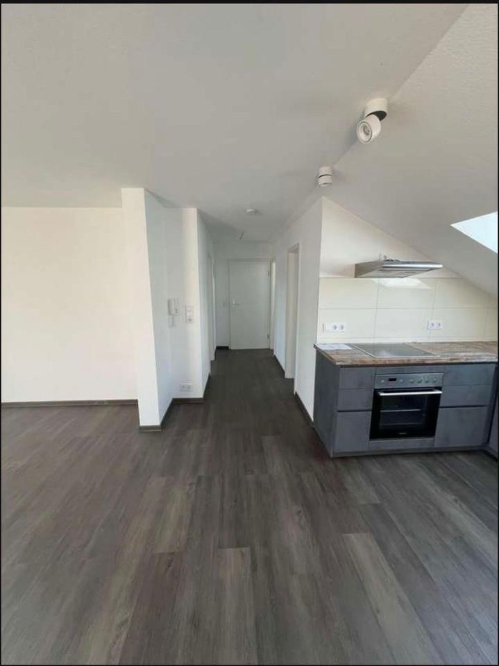 2 Zimmer Dachgeschoss Wohnung mit Loggia zimmer