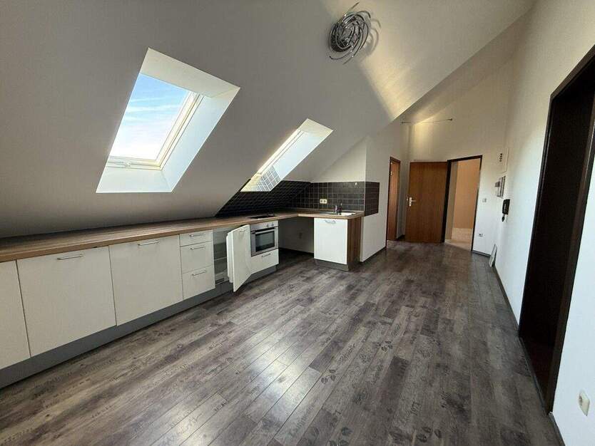 Wohnen und Arbeiten - Große Wohnung mit separatem Büro oder Gästeapartment in Nittendorf! 5 zimmer