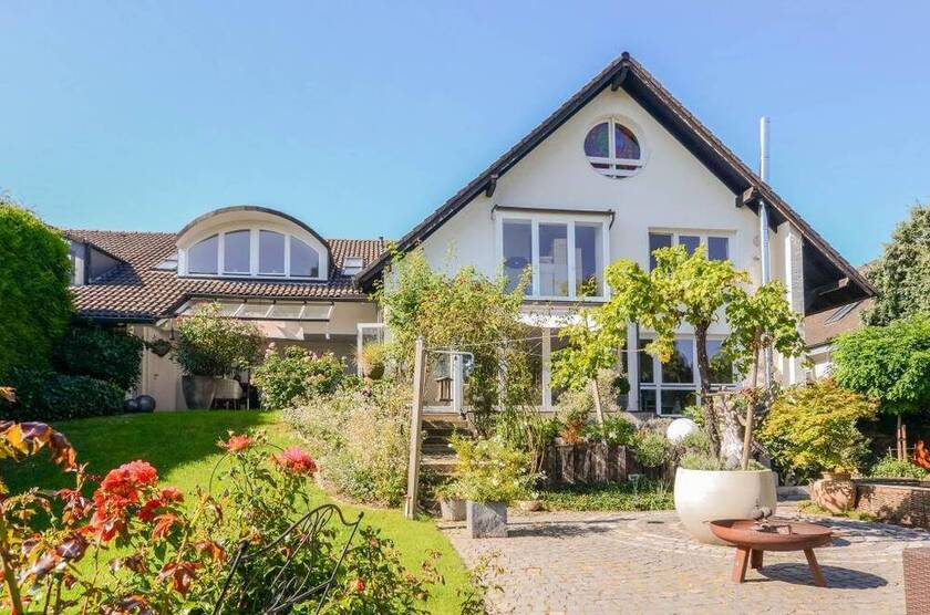 Exklusives Einfamilienhaus mit 2 EinliegerWohnungen* hochwertige Ausstattung * großzügige Raumaufteilung * Wellnessbe...