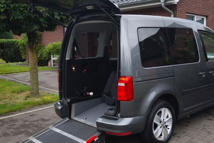 VW Caddy 75.600 km 22.900 &euro; Uplengen 26670