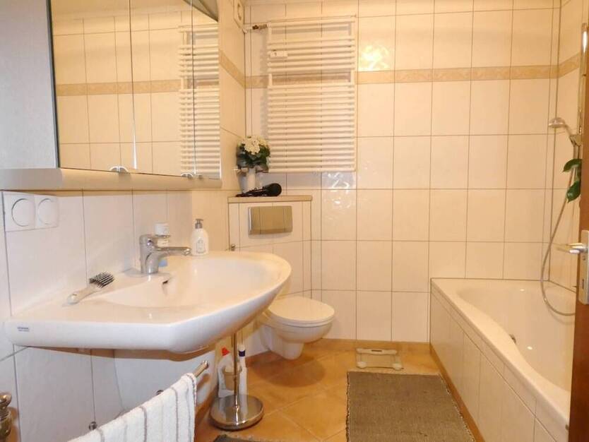 ECHT FAMILIENTAUGLICH - 5- Zimmer Erdgeschoss-Maisonette mit Balkon, Loggia + Terrasse