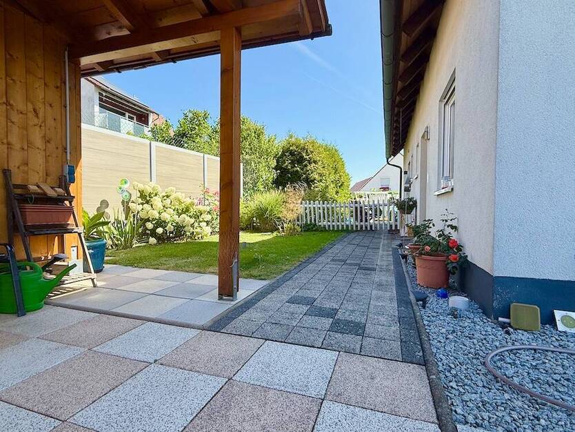 Schöne DHH mit EinliegerWohnung, Garage und zwei Stellplätzen in Großhabersdorf