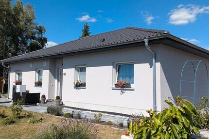 großzügiger Bungalow mit Terrasse und schönem Garten