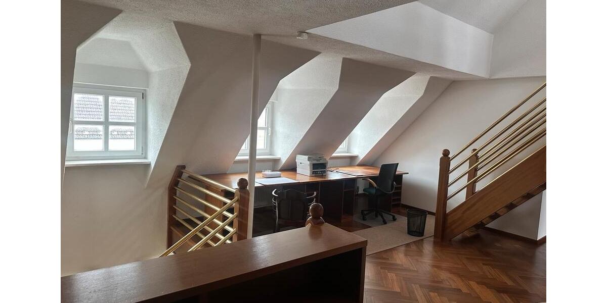 Etagenwohnung Pfreimd - 8 Zimmer, 250 m&sup2;, 1.500&euro; | Angebot:25254919