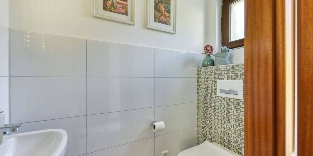 +++ TOP gepflegt & modernisiert - sonnig & ruhig - 1-Fam.-REH - 2 Bäder mit Fenster - Hobbyraum, Pelletkamin, EBK, TG... 5 zimmer