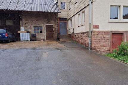 Renovierungsbedürftiges Hofanwesen mit großem Grundstück & 850 € Mieteinnahmen 205.000 € 8 zimmer