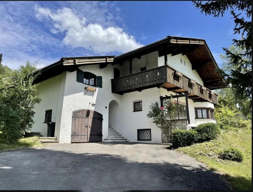EINZIGARTIGE LANDHAUSVILLA MIT GROẞEM GARTEN UND BERGBLICK IN ZENTRALER BESTLAGE. BEFRISTET.