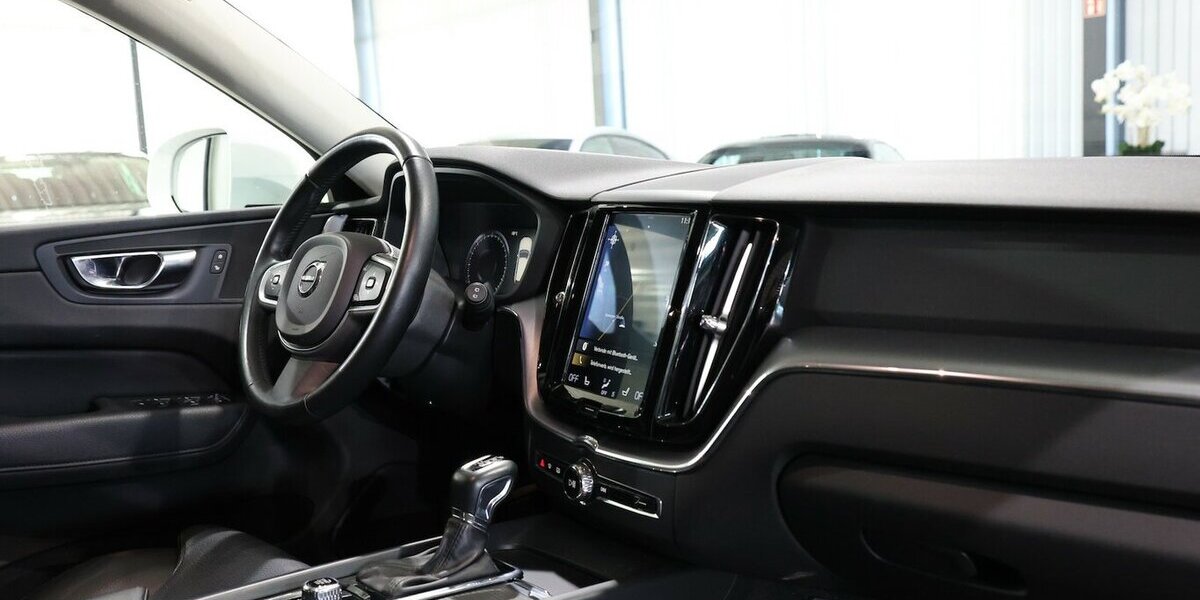 Volvo XC60 D4 MOMENTUM PRO / PANORAMA, MATRIX-LED 130.000 km 26.991 &euro; Hamm 59077