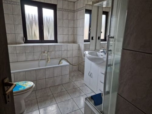 Großzügiges 3-Familienhaus, ebenerdige Praxis Arztpraxis in 97464 Niederwerrn (ID 10479) - Mehrfamilienhaus, Wohnhaus Niederwerrn Niederwerrn | Angebot:19090821
