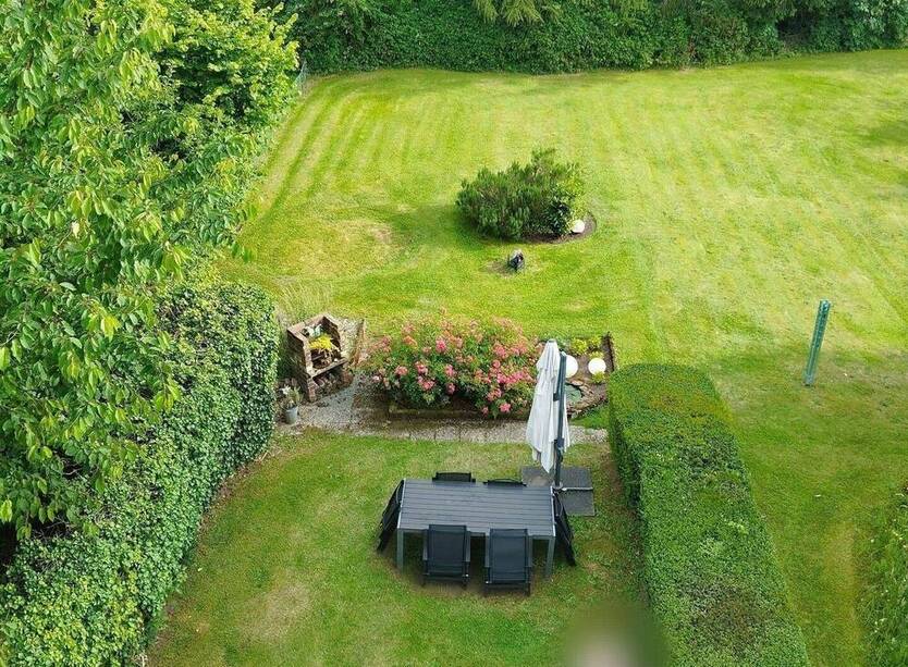 Freistehendes Ein-Zweifamilienhaus mit 9 Zimmern, 3 Bädern und ri