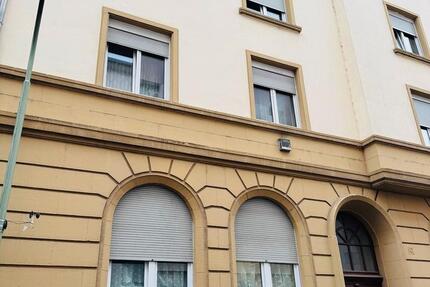 Renovierungsbedürftige 3-Zimmer-Wohnung in zentraler Lage zimmer