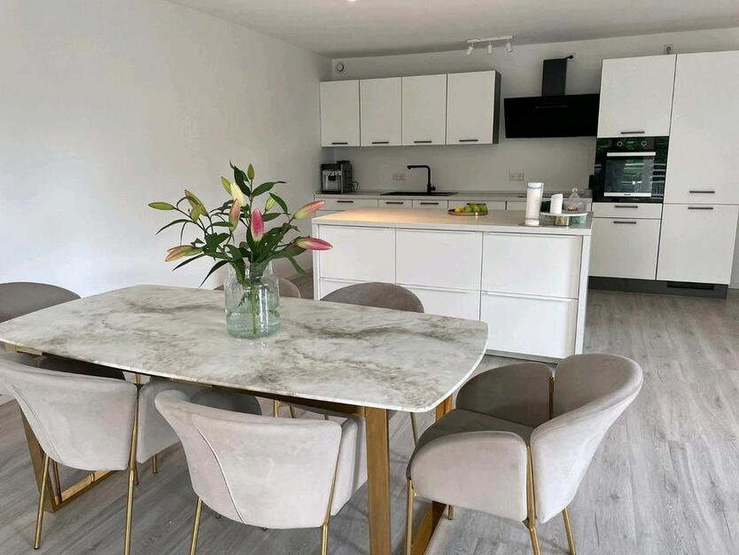 große Wohnung mit 2 Balkonen