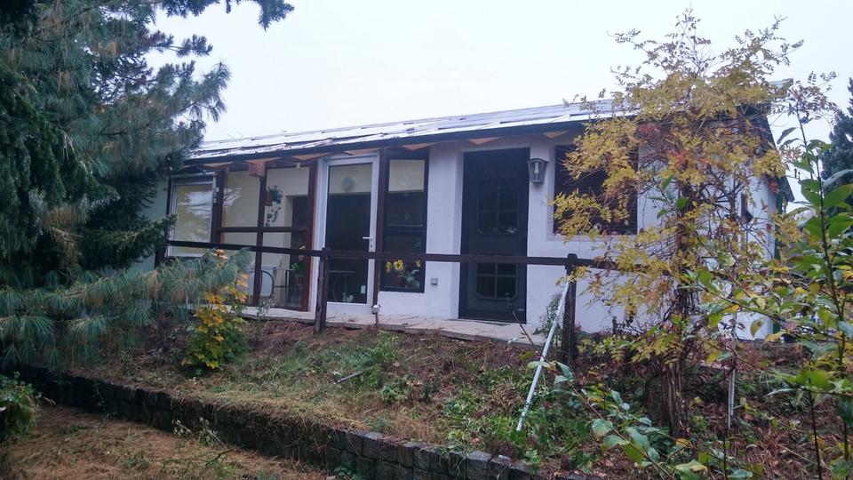 Gartengrundstück mit Bungalow bzw. Haus , Garage und Pool 6 zimmer