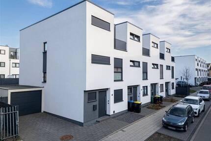 Neuwertiges Einfamilienhaus (A+) mit Garten, Garage & 2 Balkonen