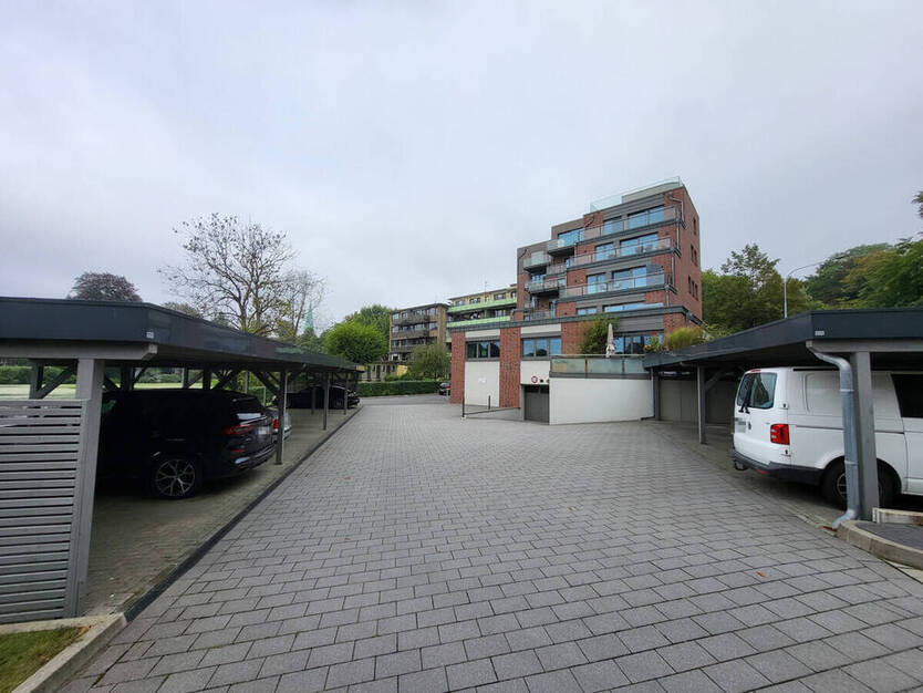 Exklusiv: Sanierte 3-Zi.-Wohnung mit Carport, Aufzug, Balkon & traumhaftem DOM-Blick am Mühlenteich