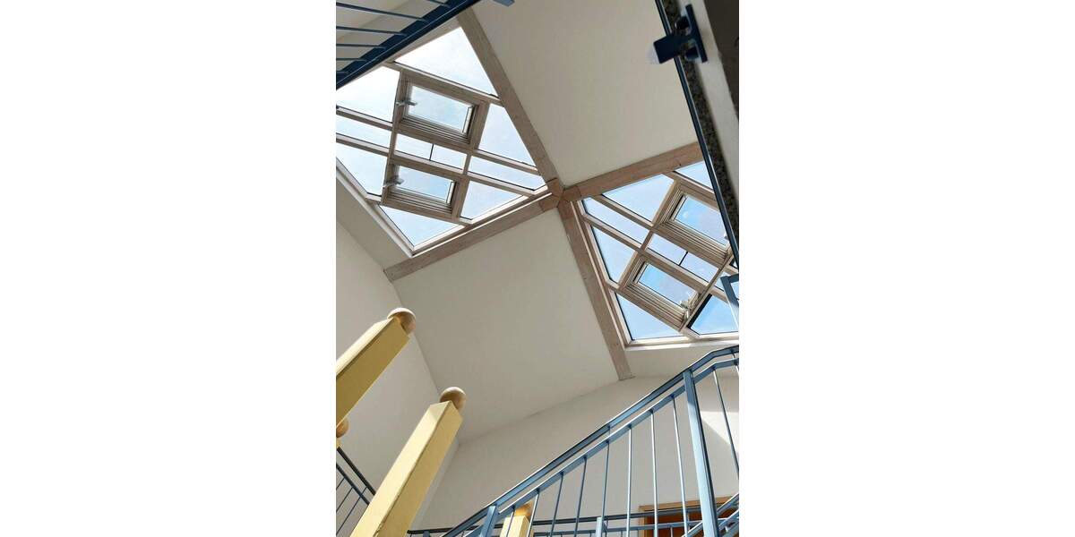 Top- modernisierte Dachgeschosswohnung mit zwei Balkonen und Tiefgaragenstellplatz 2 zimmer