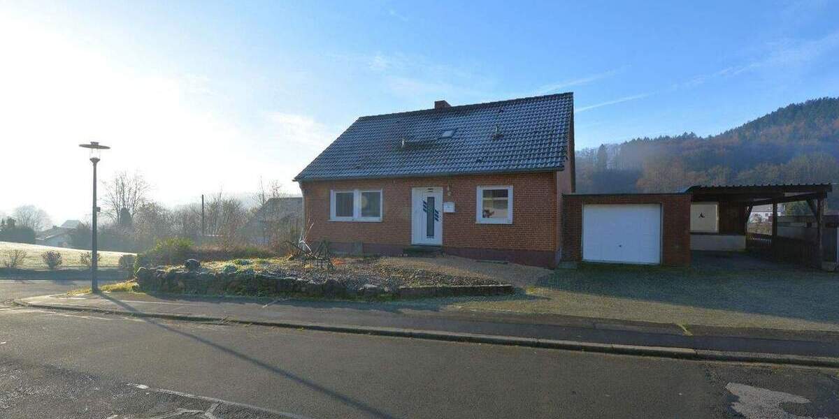 Ruhig gelegenes Wohnhaus mit Balkon, Terrasse, Garage, Carport und Aussicht in Gerolstein-Müllenborn 5 zimmer