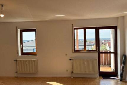 Großzügige 3-Zimmer Wohnung mit EBK, Balkon, Kellerraum und Carport in Höchstadt