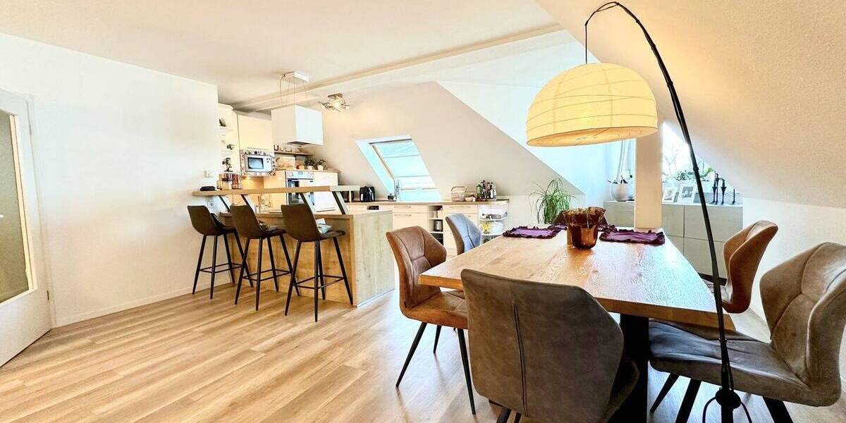 Großzügige 3,5-Zimmer-Dachgeschosswohnung mit Balkon, zwei Bädern und Ausbaupotenzial im Dachboden 3 zimmer