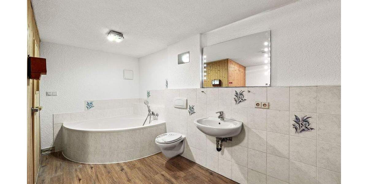 Einfamilienhaus Hilzingen - 7 Zimmer, 215 m&sup2;, 585.000&euro; | Angebot:25879468