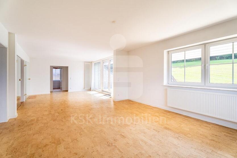 Großzügige Dachgeschoßwohnung mit Südterrasse und Blick ins Grüne in Lohmar.
