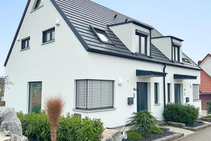 Energieeffiziente Doppelhaushälfte mit moderner Einbauküche und Garage 4 zimmer