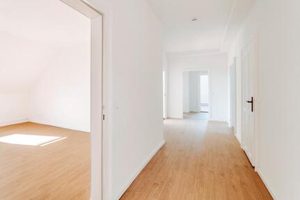 Exklusive 5 Zimmer Wohnung in Altbau Villa